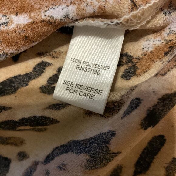 Est.1946 Animal print top with V-neck and rollup/button sleeve - Picture 3 of 7